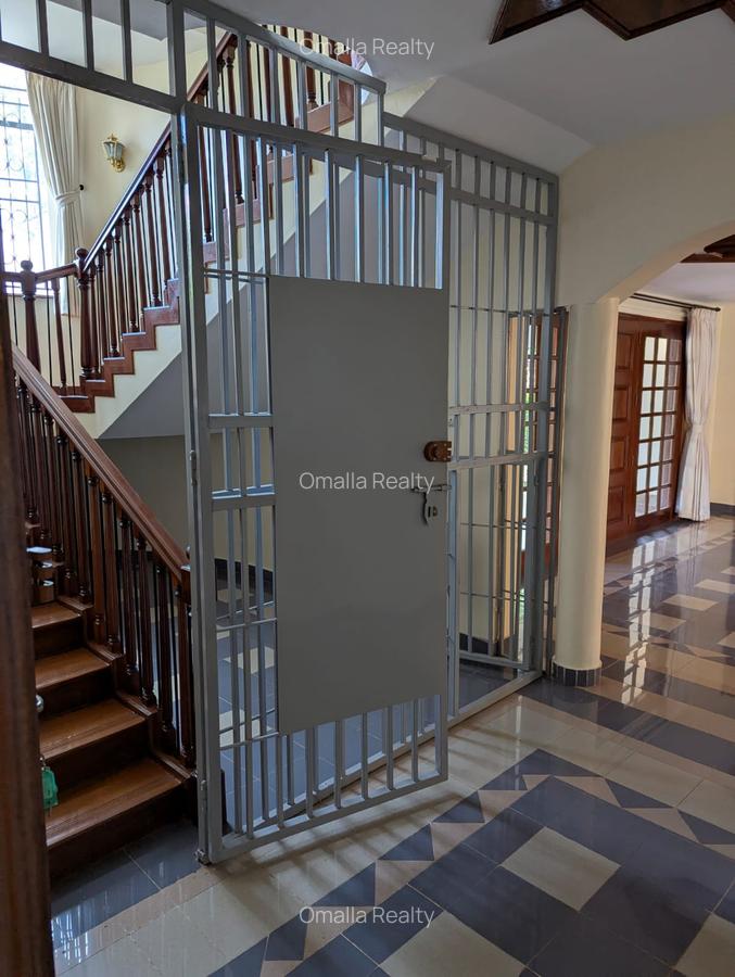 5 Bed House with En Suite in Runda - 11