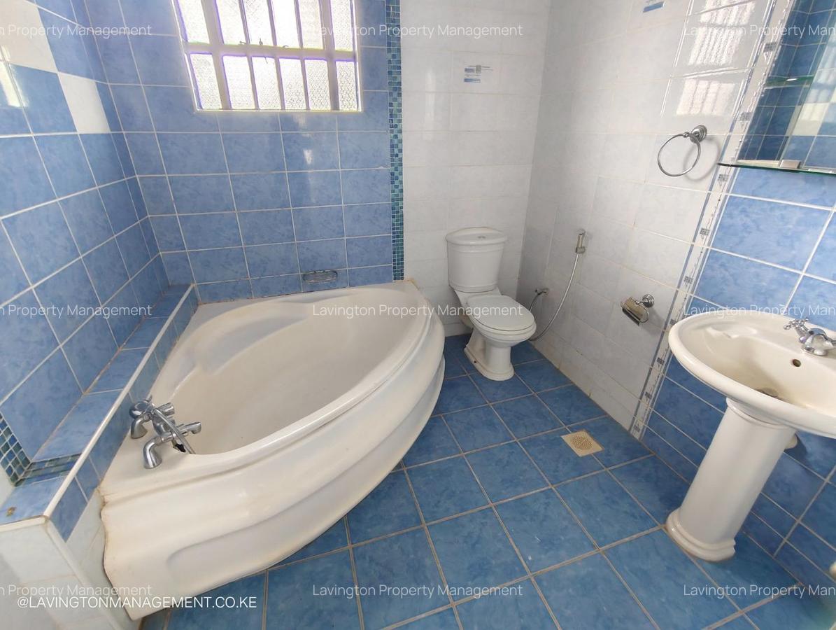 5 Bed Villa with En Suite at Lavington Green - 12