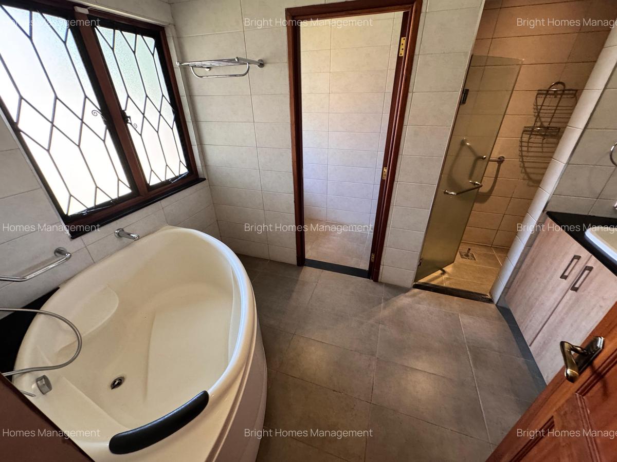 5 Bed Villa with En Suite in Gigiri - 12
