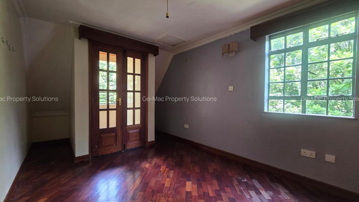 5 Bed House with En Suite in Lavington - 10