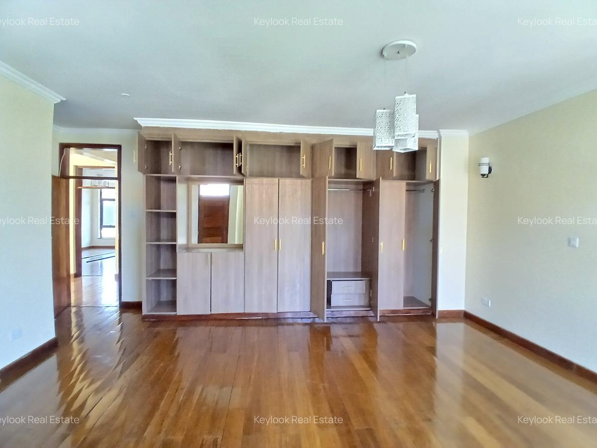 5 Bed Townhouse with En Suite at Lavington - 12