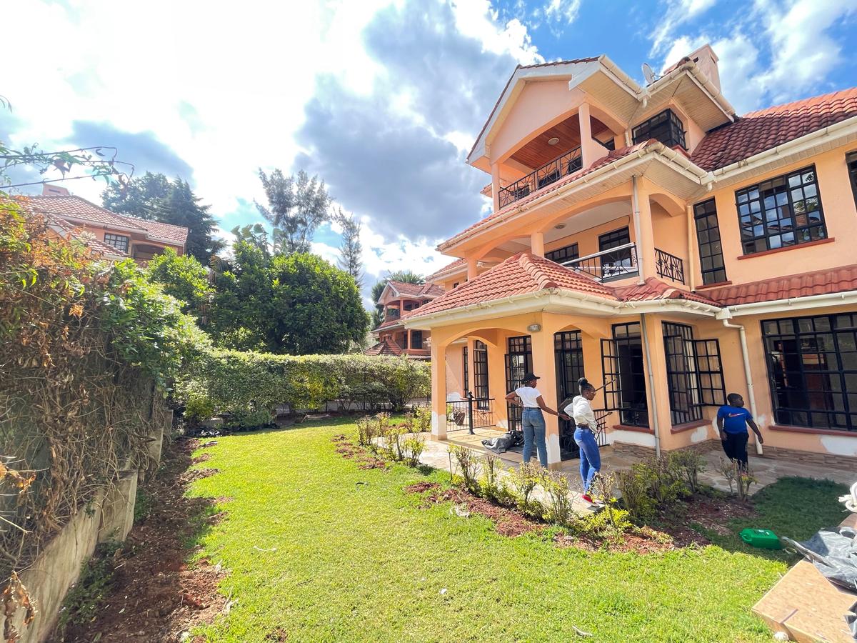 5 Bed Townhouse with En Suite in Lavington - 2