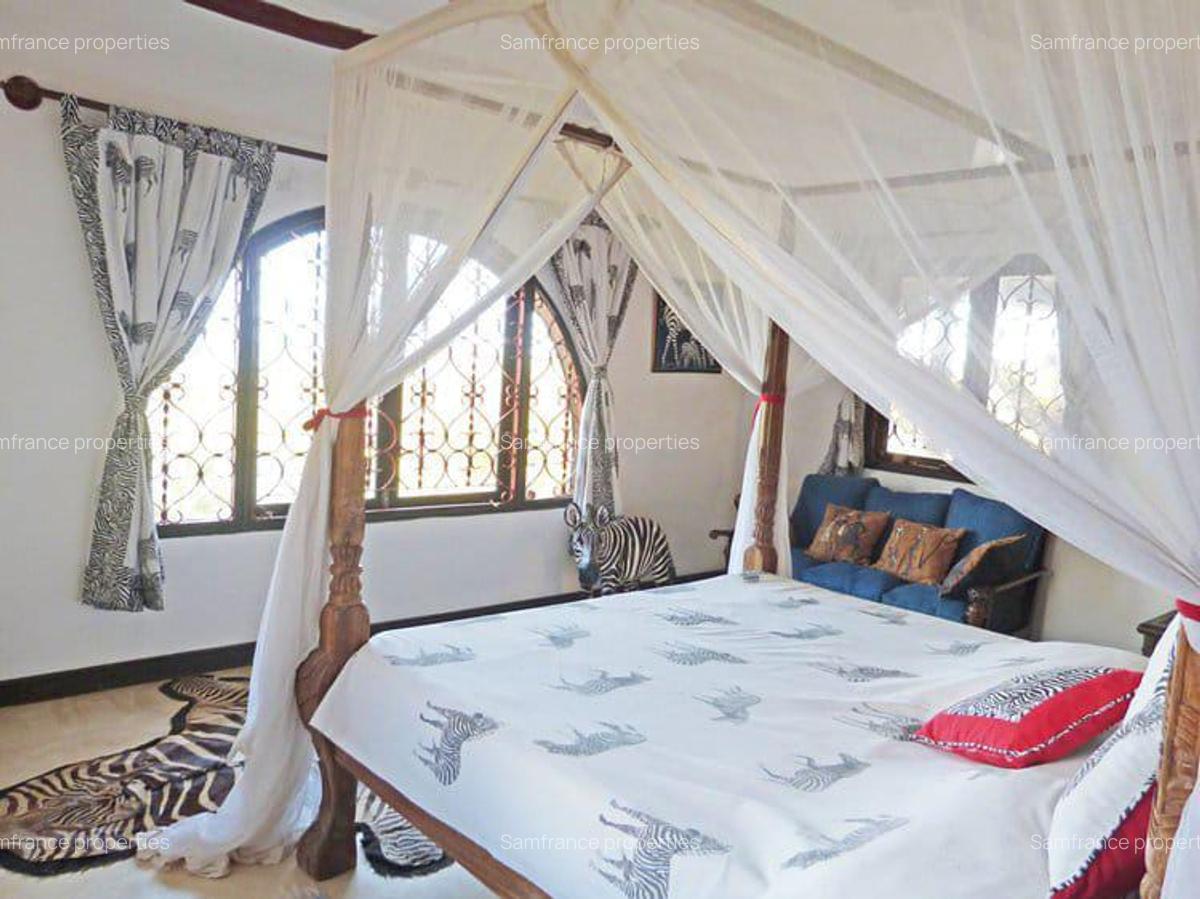 5 Bed Villa with En Suite at Paparemo - 6