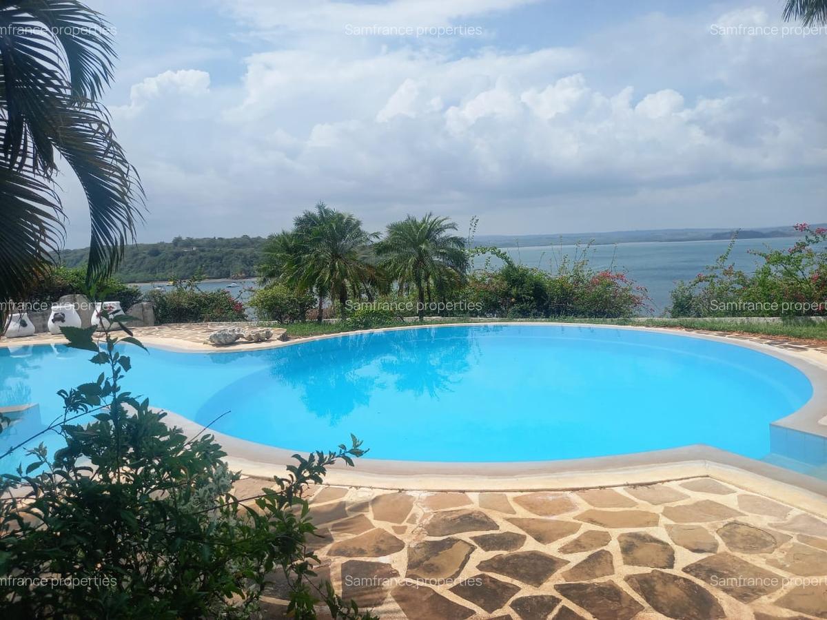 4 Bed Villa with En Suite at Bofa - 2