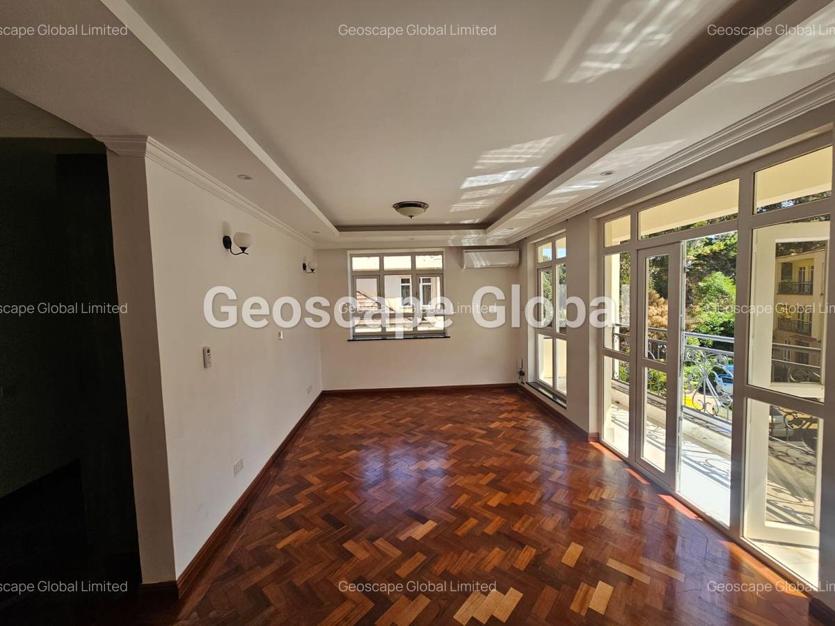 5 Bed House with En Suite in Lavington - 2