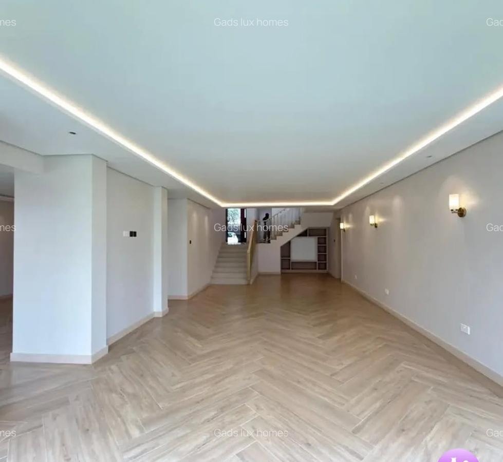 6 Bed Villa with En Suite at Lavington - 15