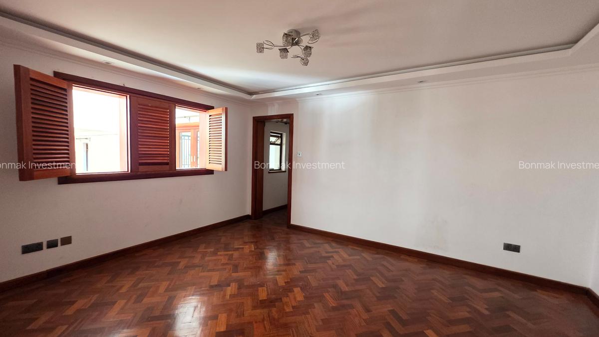 5 Bed Townhouse with En Suite at Lavington Green. - 13