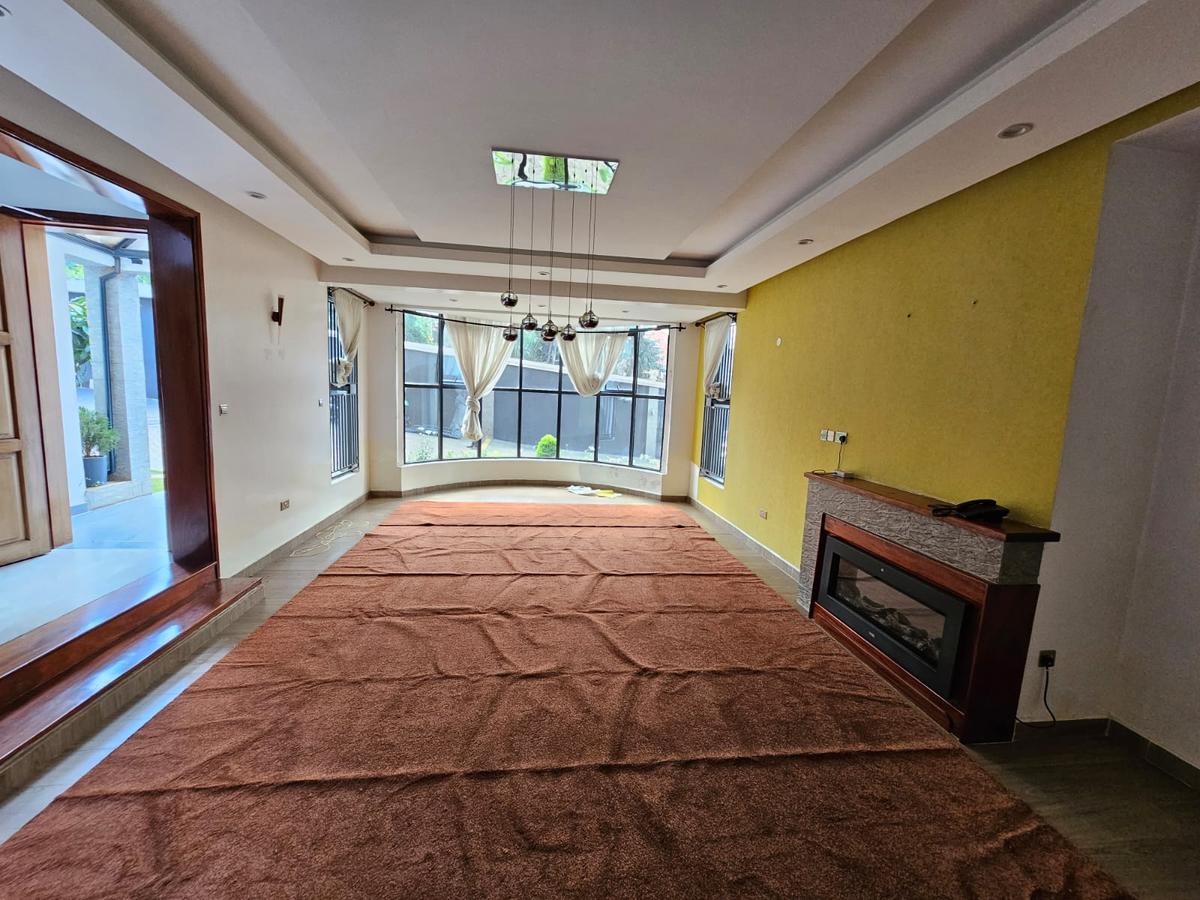 5 Bed House with En Suite in Lavington - 4