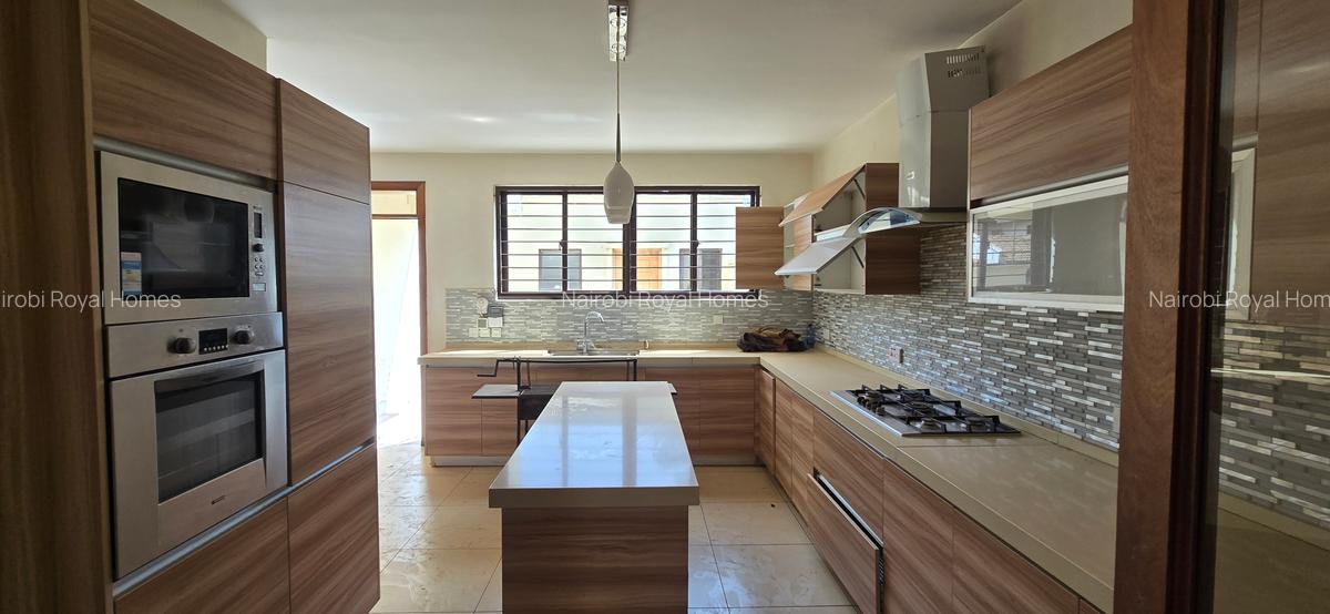 5 Bed Townhouse with En Suite at Lavington Green - 16