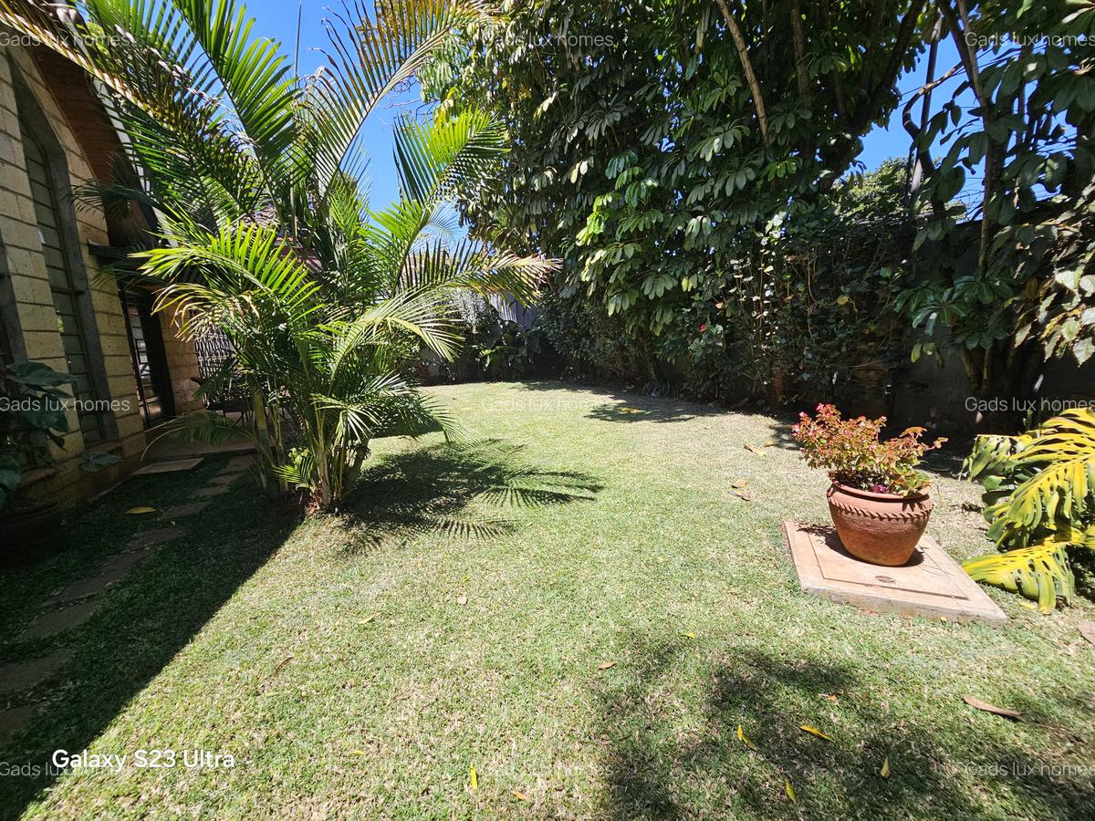 5 Bed Townhouse with En Suite at Lavington - 18