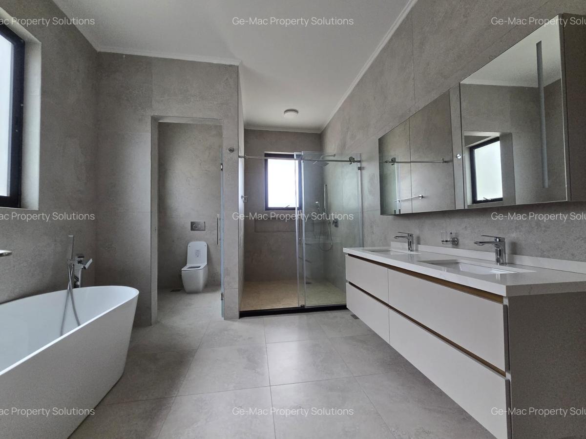 5 Bed House with En Suite in Lavington - 12