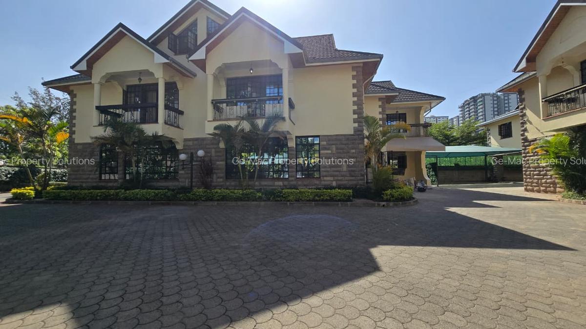 5 Bed House with En Suite in Lavington - 1