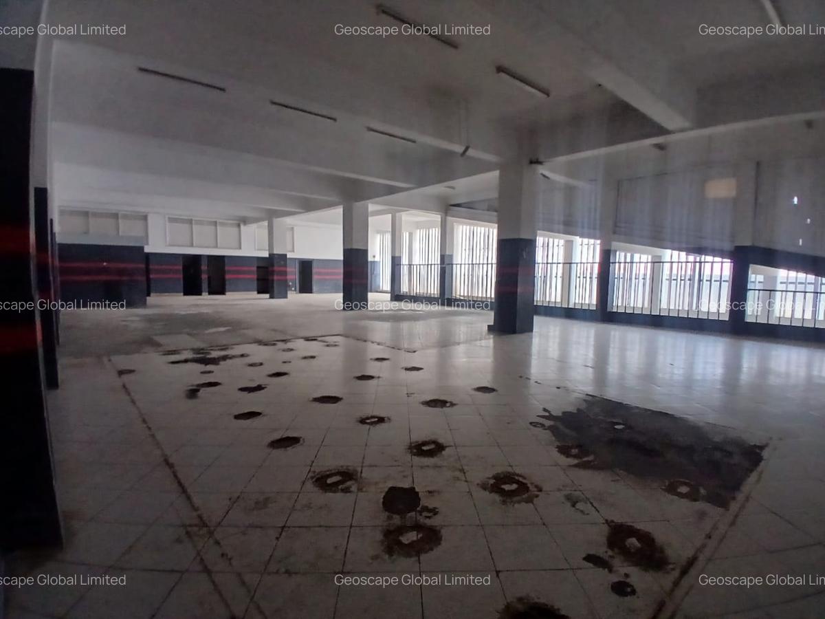 6,499 ft² Warehouse with Parking in Industrial Area - 5