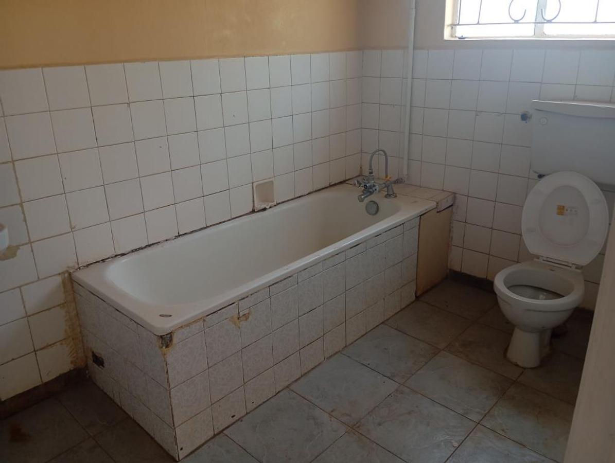 5 Bed House with En Suite at Mountain View - 7
