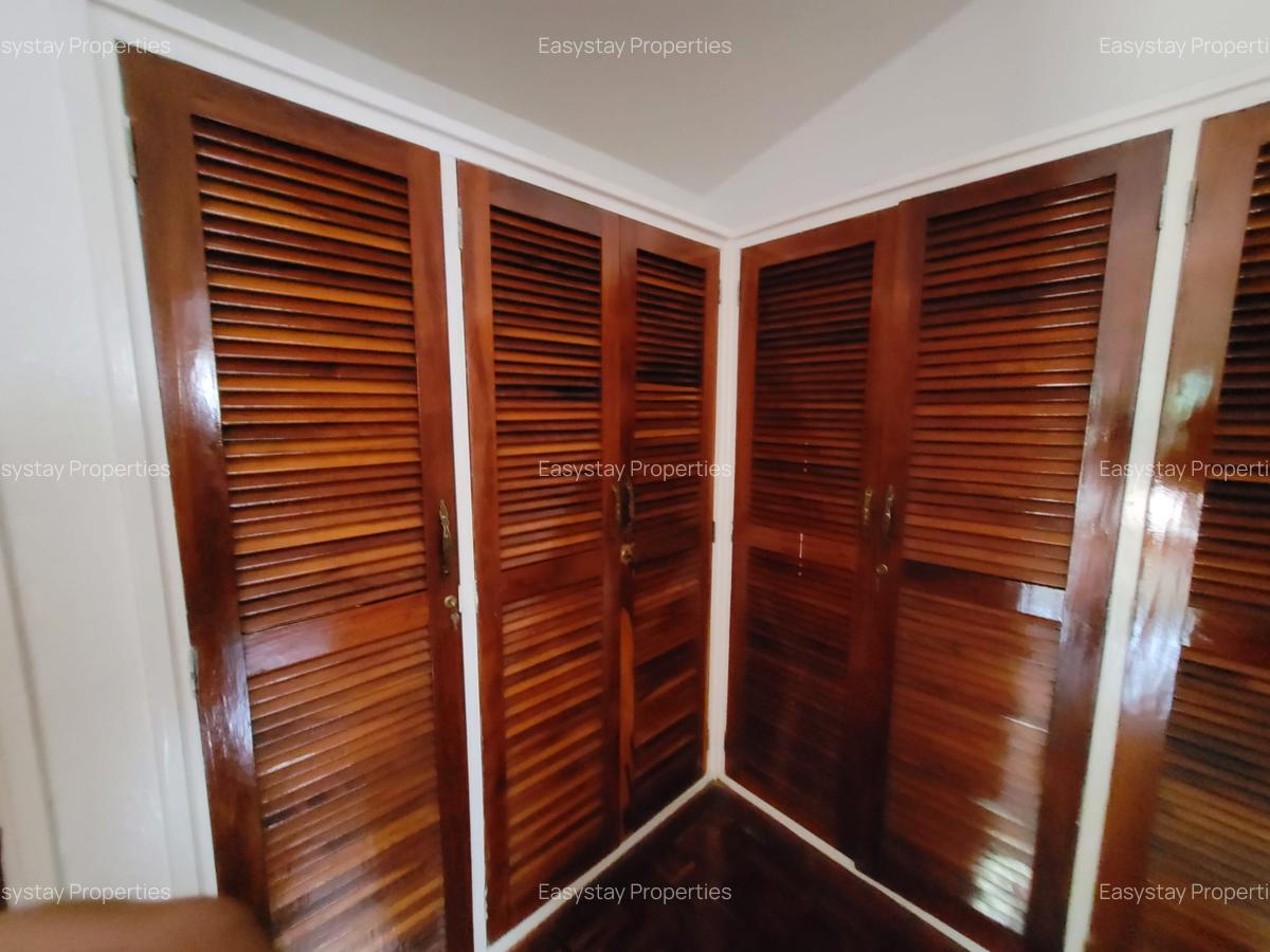 4 Bed House with En Suite in Hill View - 7