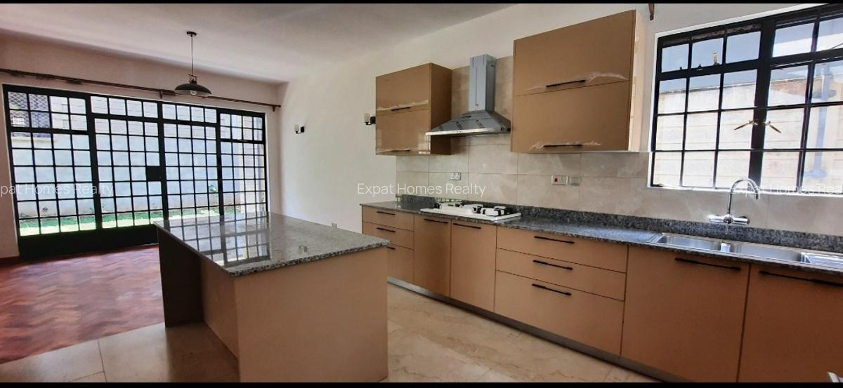 5 Bed Townhouse with En Suite in Lavington - 3