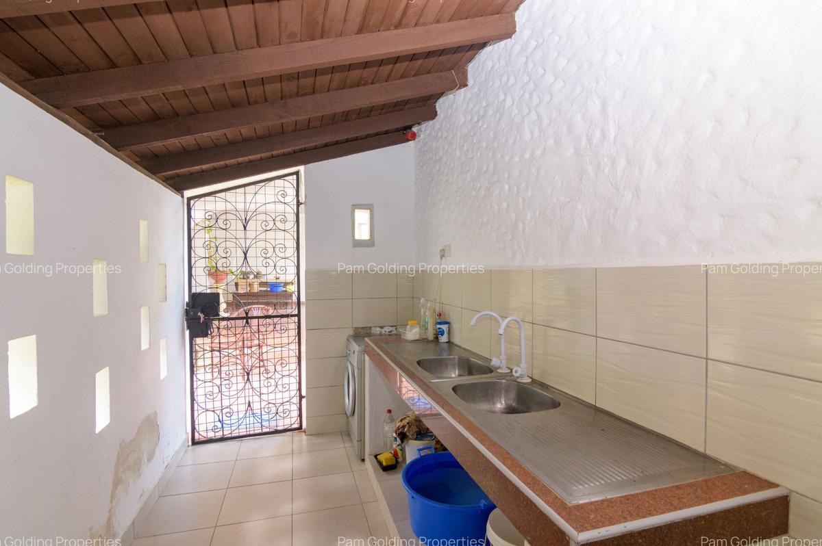 5 Bed House with En Suite in Nyali Area - 12