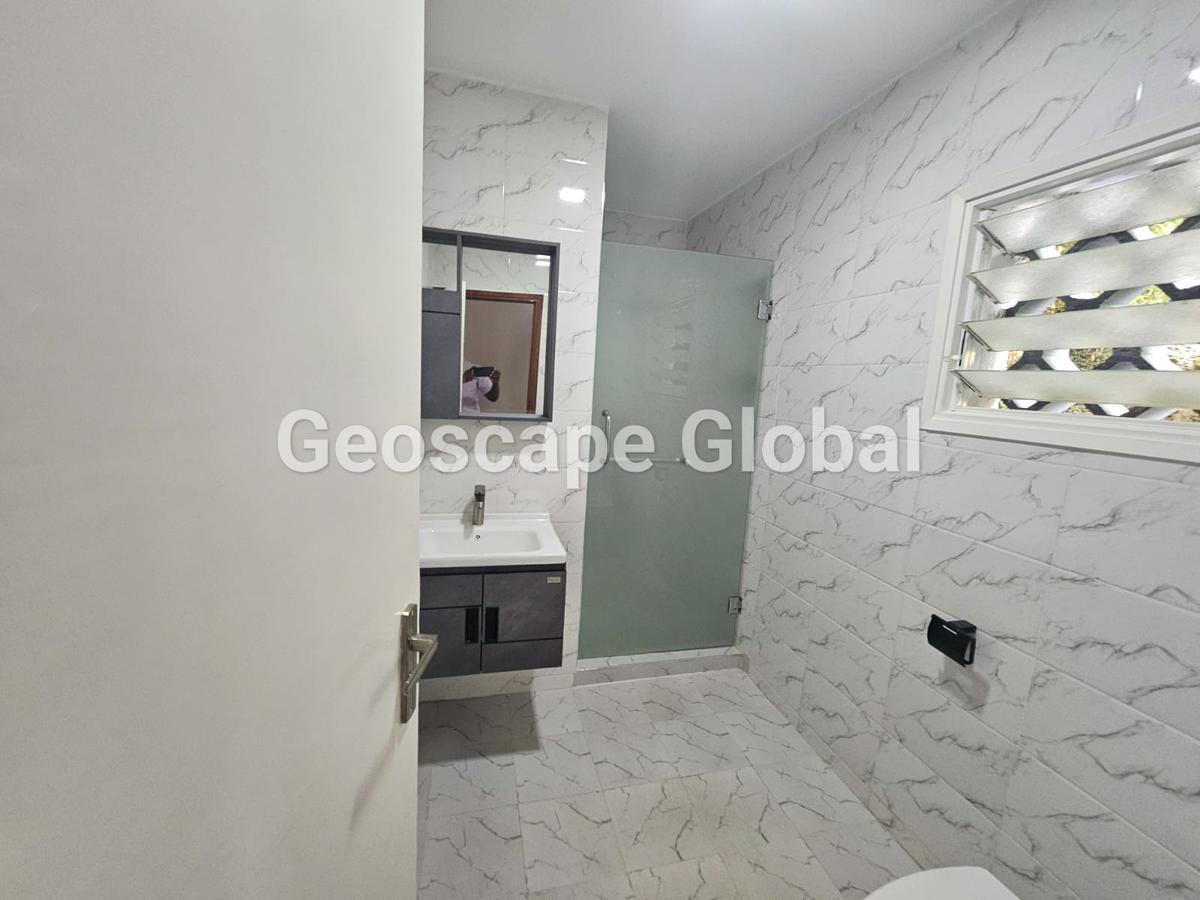 4 Bed House with En Suite in Rosslyn - 11