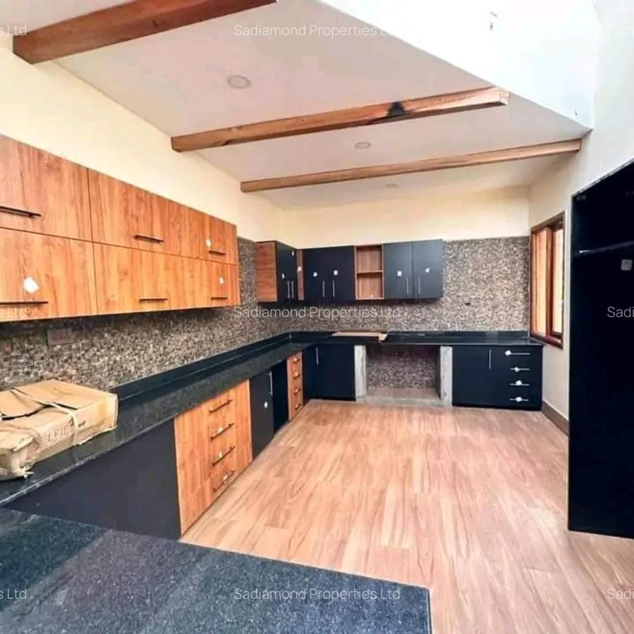 7 Bed House with En Suite in Ridgeways - 12