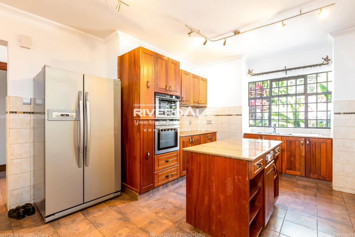 4 Bed Villa with En Suite in Westlands Area - 4