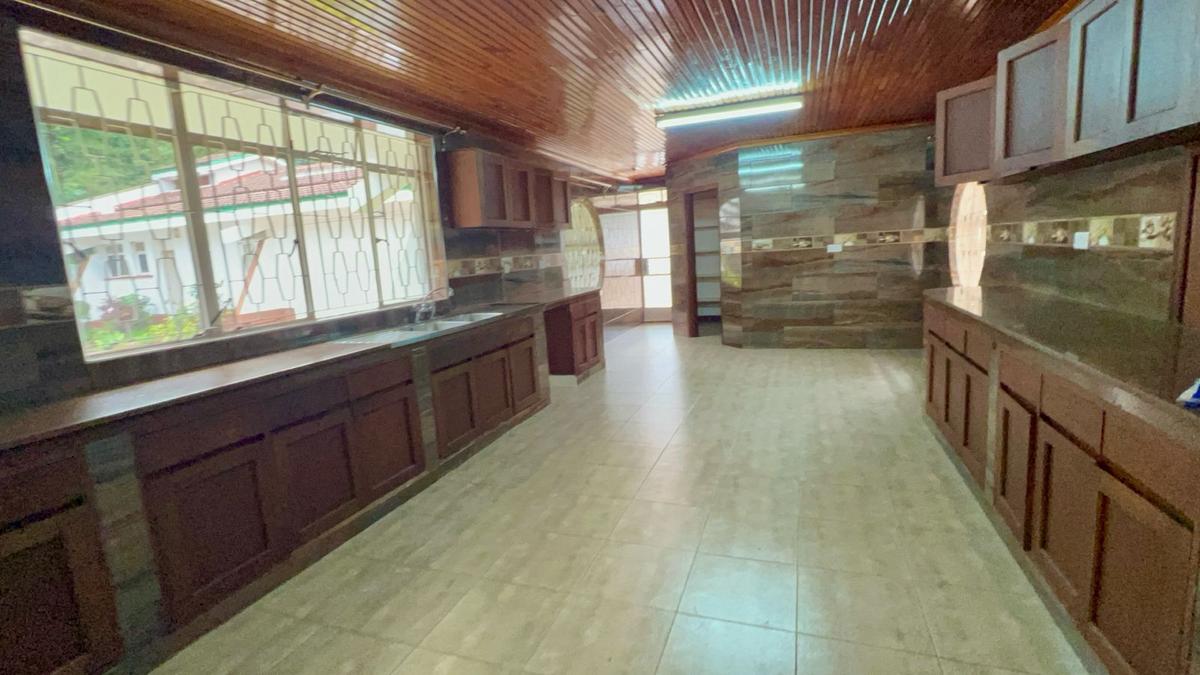 5 Bed House with En Suite in Runda - 12