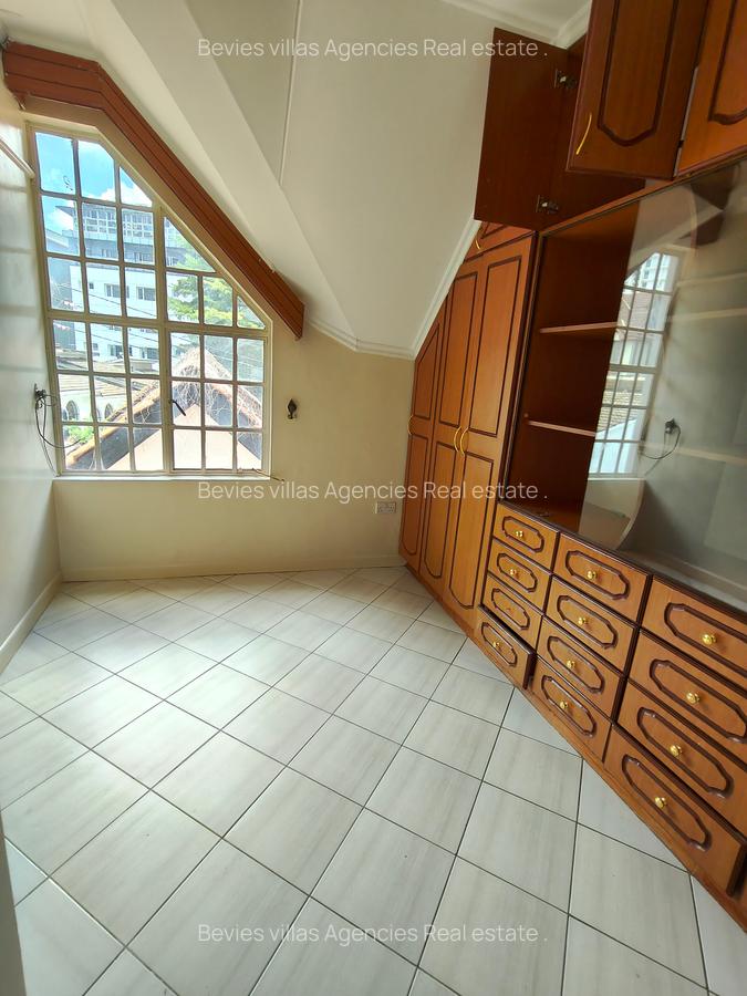 5 Bed Townhouse with En Suite at Brookside - 2