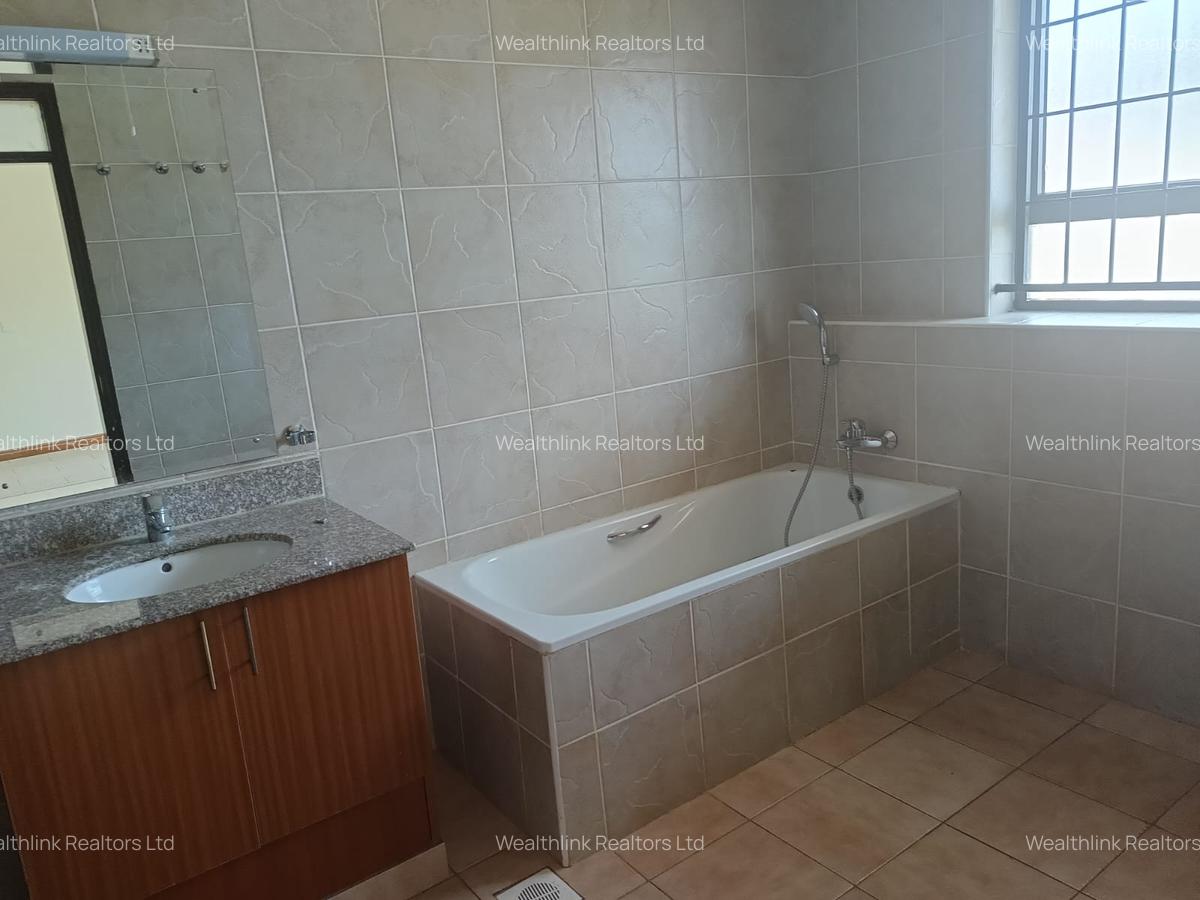 5 Bed Townhouse with En Suite at Horse Shoe Village - 9
