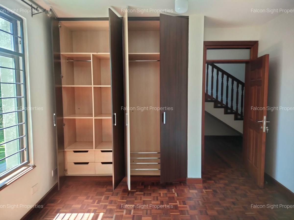 5 Bed Townhouse with Garden at Situated In Ambiance Neighborhood - 13