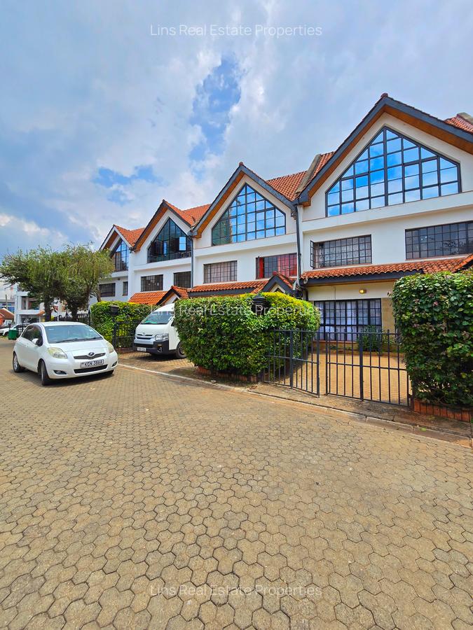 5 Bed Townhouse with En Suite in Brookside - 1