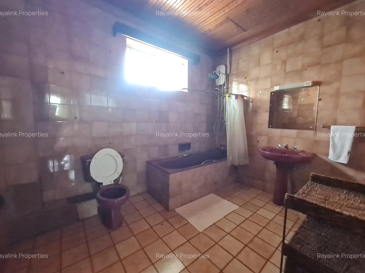 5 Bed House with En Suite at Nyari - 16