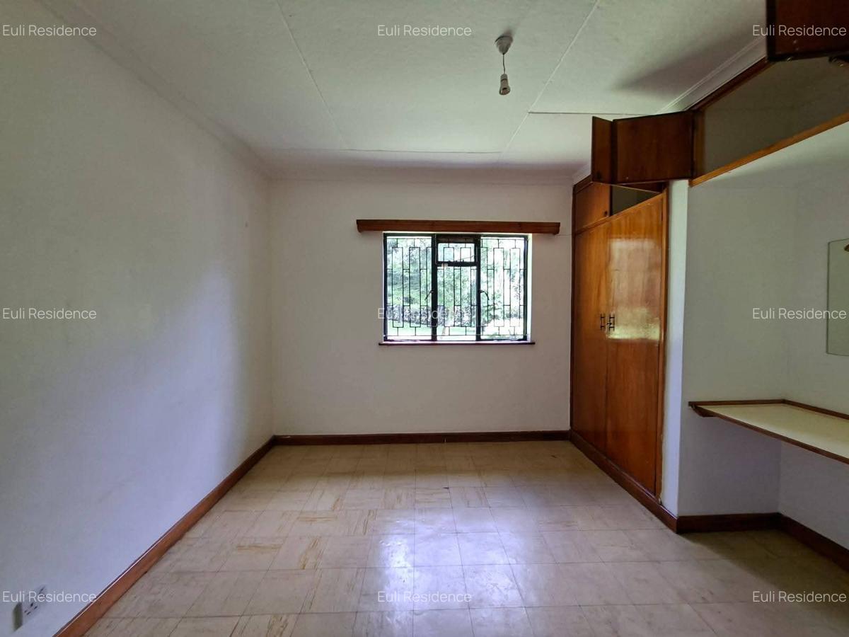 4 Bed House with En Suite at Crescent - 2