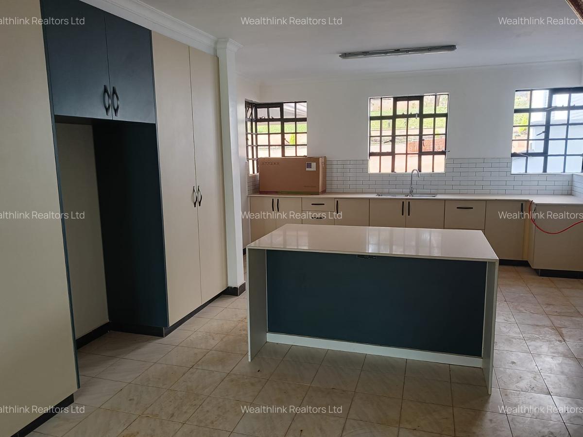 5 Bed House with En Suite at Ridgeways - 13
