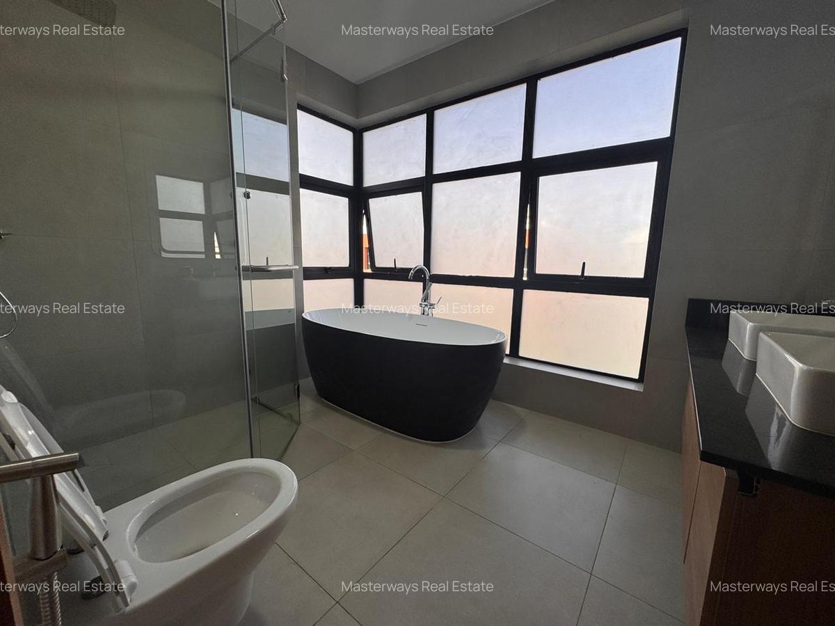 4 Bed Villa with En Suite in Membley - 4