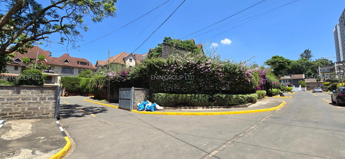 4 Bed Townhouse with En Suite at Oledume Road - 15