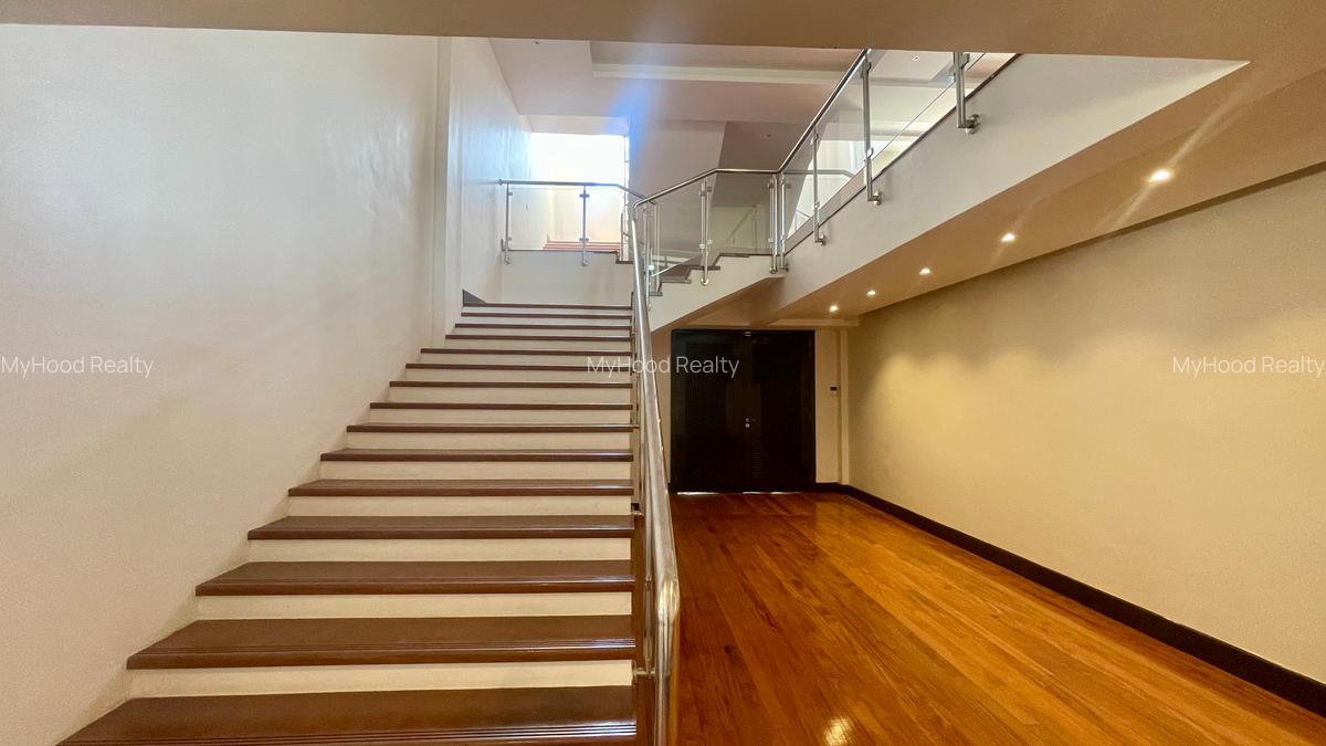 5 Bed House with En Suite in Runda - 17