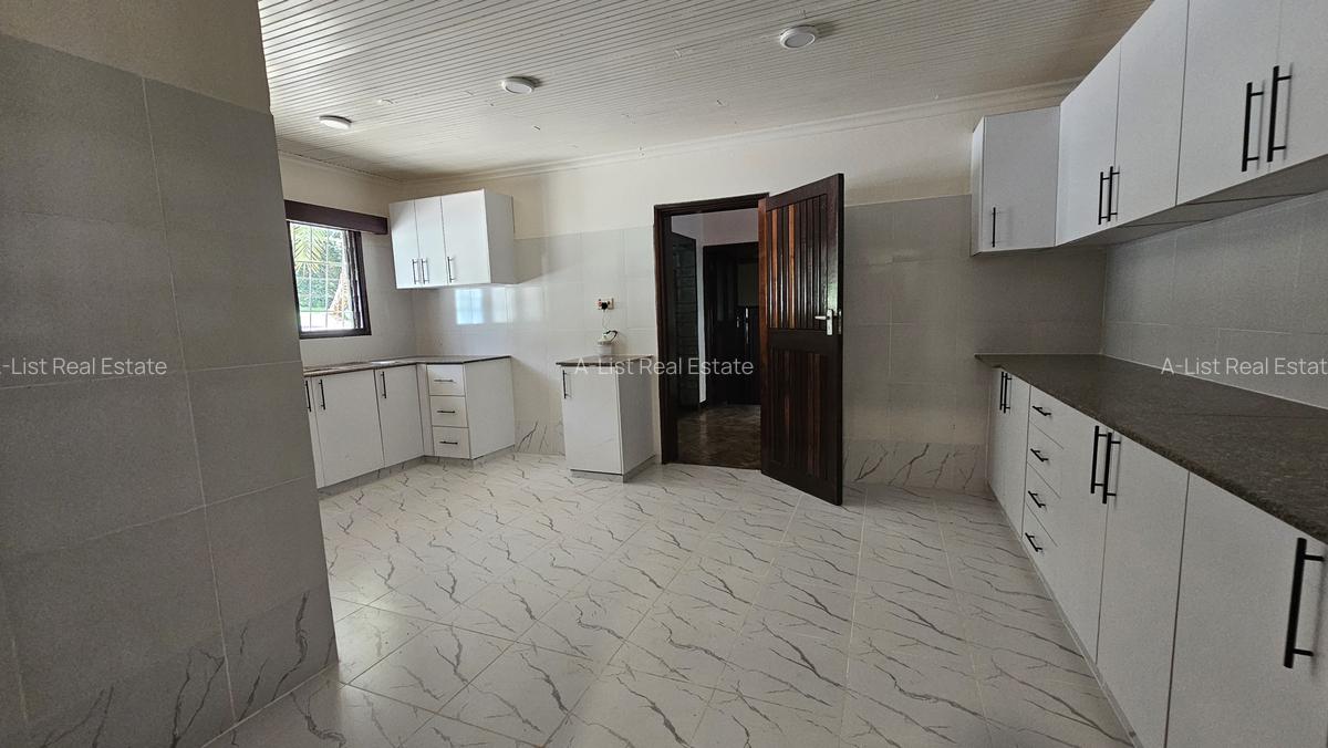 6 Bed House with En Suite at Whispers Avenue - 5