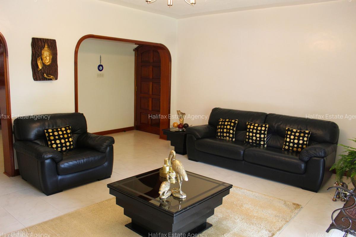 4 Bed Apartment with En Suite in Brookside - 2