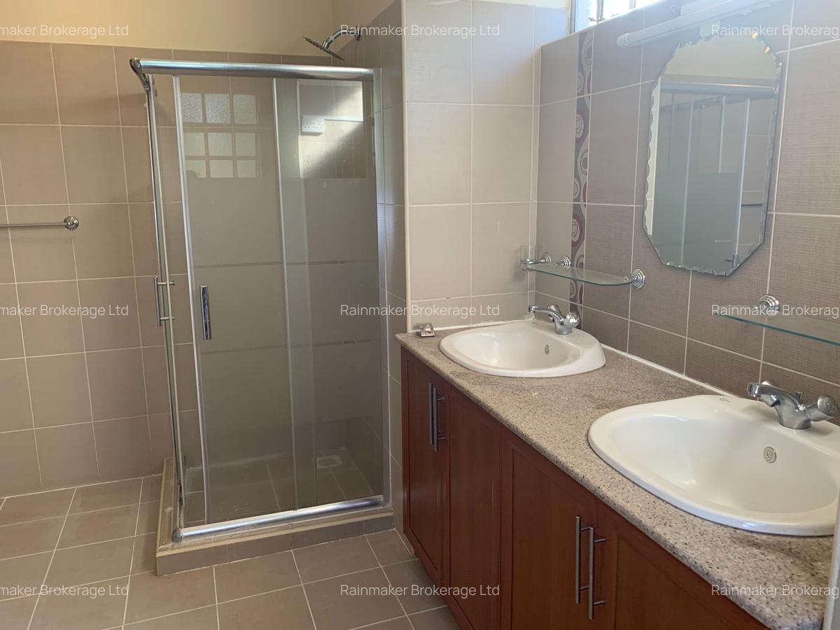 4 Bed House with En Suite in Rosslyn - 2