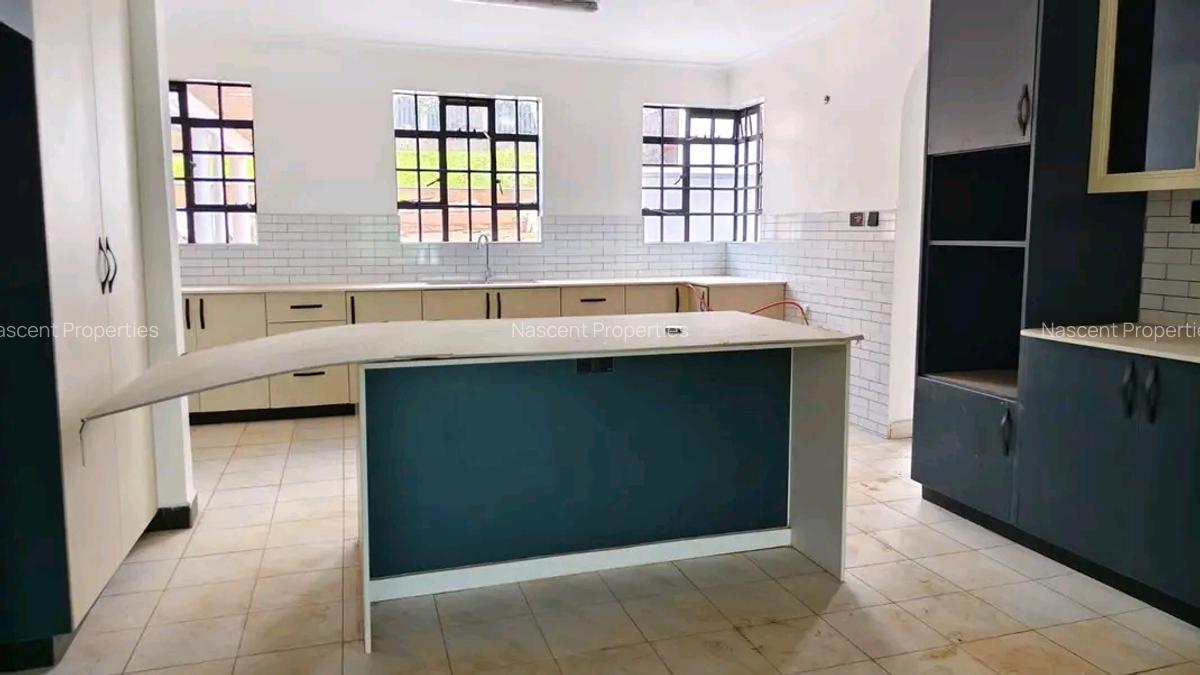 5 Bed House with En Suite in Ridgeways - 5