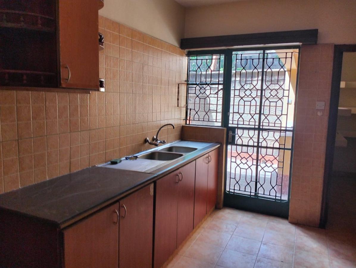 5 Bed Townhouse with En Suite at Lavington - 7