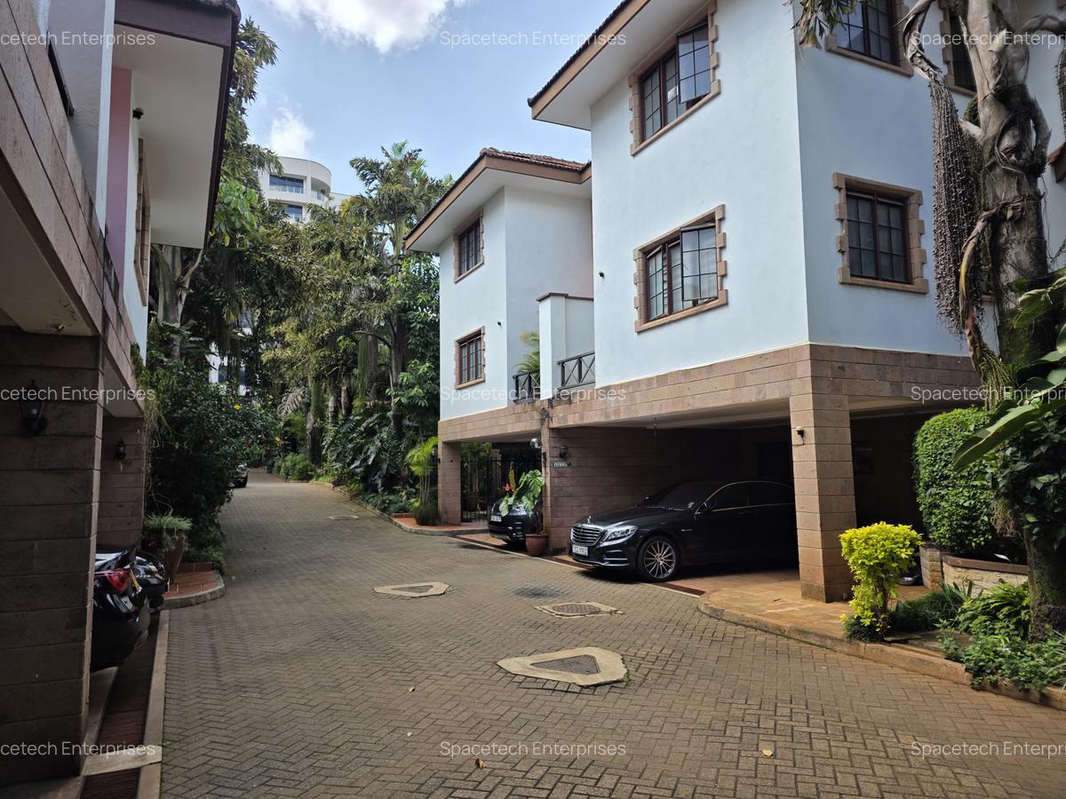 4 Bed Townhouse with En Suite in General Mathenge - 3