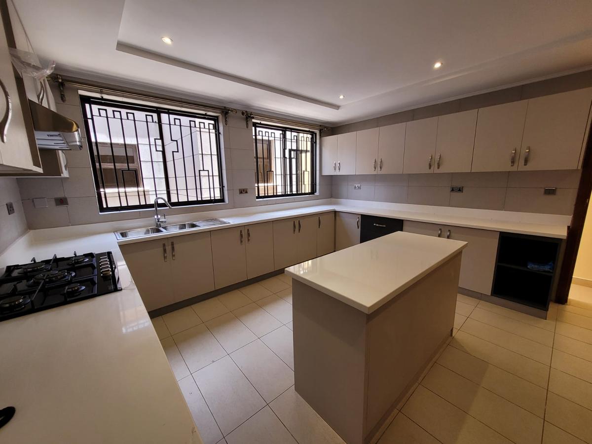 5 Bed Townhouse with En Suite at Lavington - 10