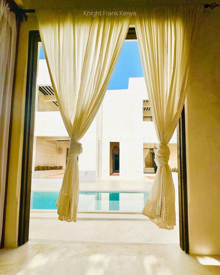 6 Bed House with Swimming Pool in Lamu - 18
