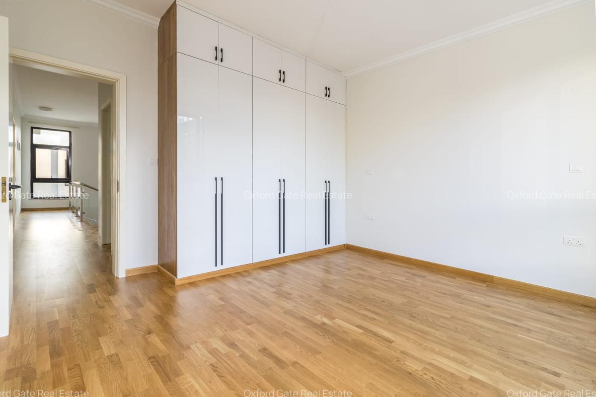 5 Bed House with En Suite in Lavington - 8