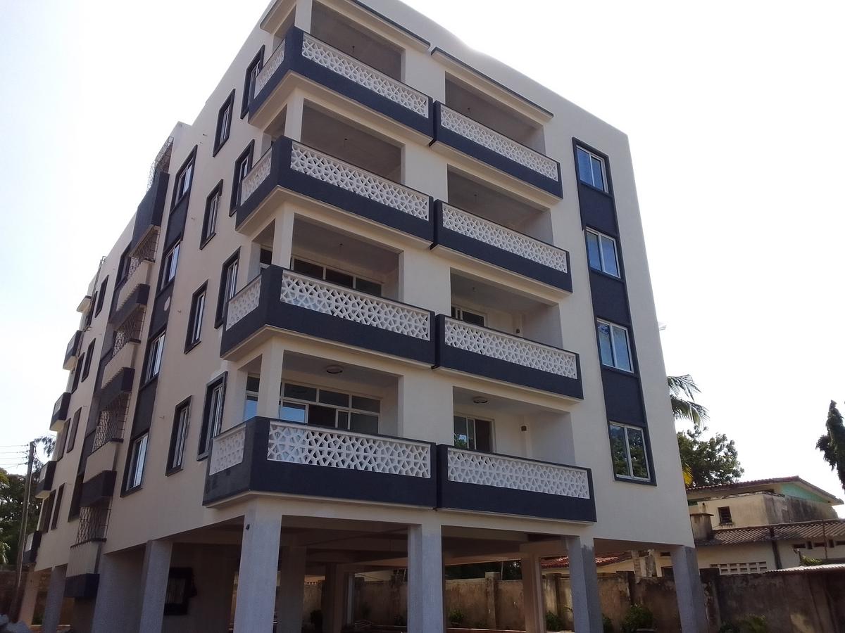 3 Bed Apartment with En Suite at Lakers Road - 1