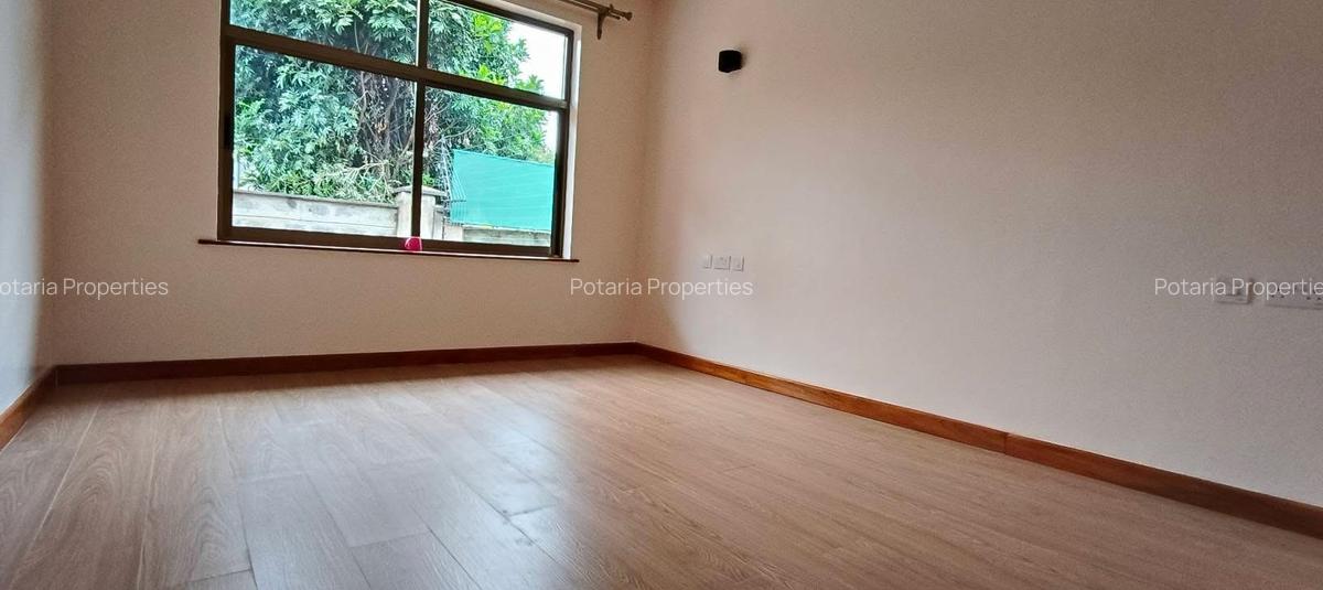 4 Bed House with En Suite in Rosslyn - 16