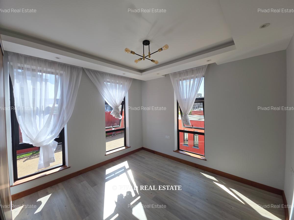 4 Bed Townhouse with Swimming Pool in Membley - 11