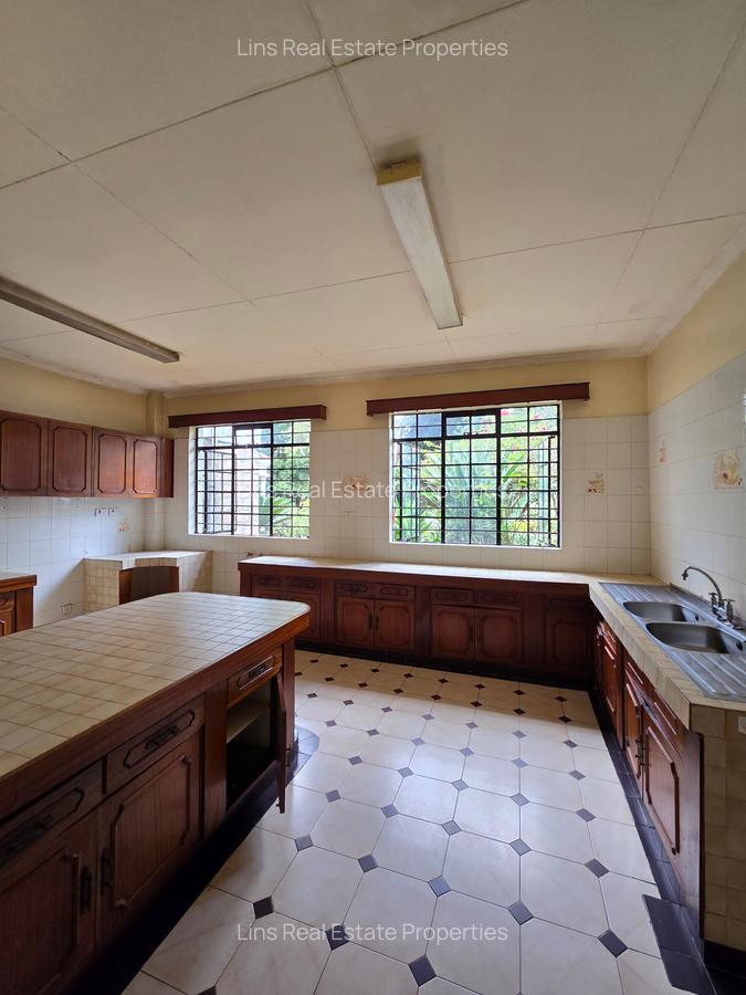 5 Bed House with En Suite in Runda - 18