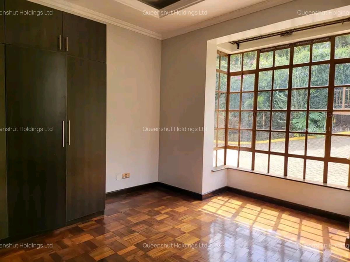 4 Bed House with En Suite in Rosslyn - 10