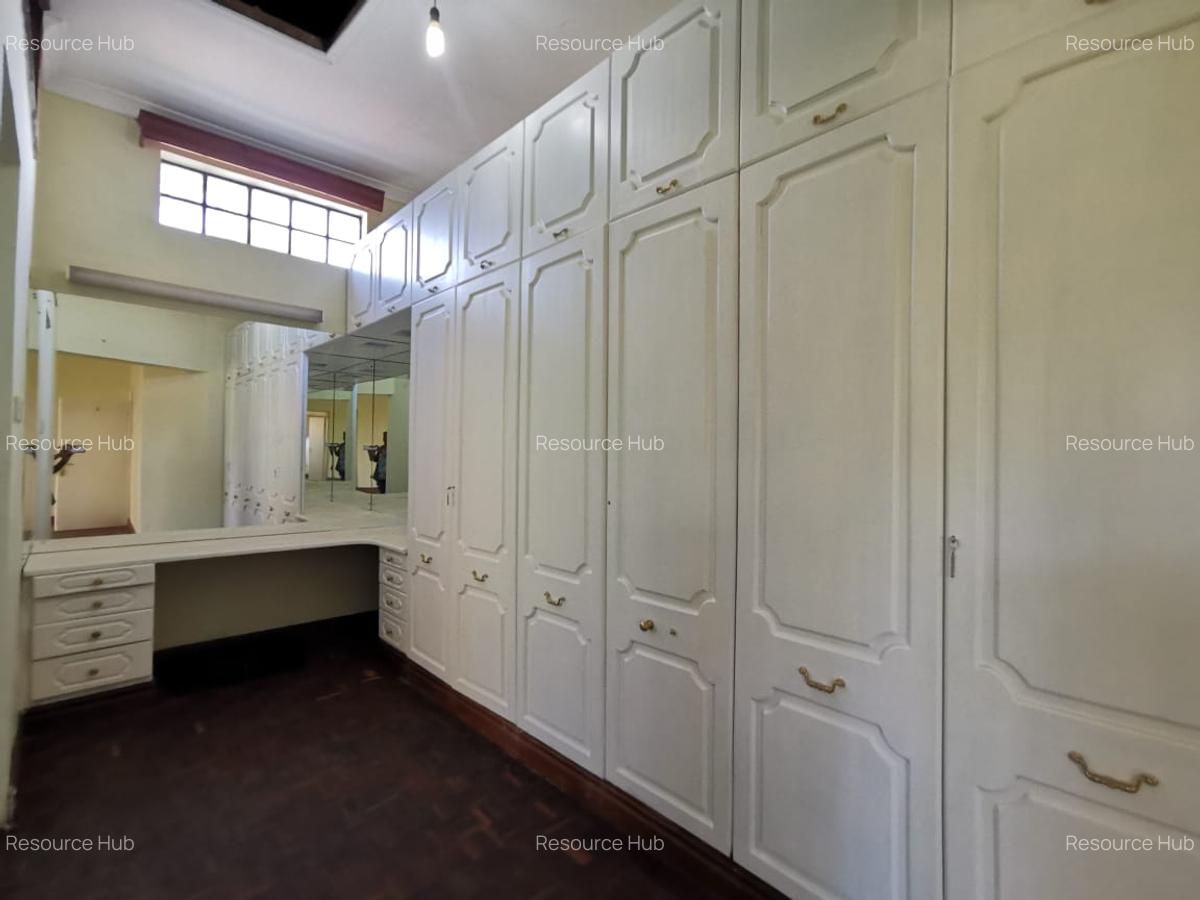 4 Bed House with En Suite at Mountain View - 18